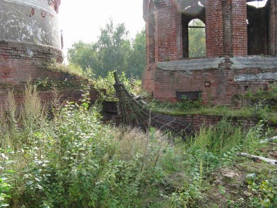 Заросшая крыша с упавшим куполом. Состояние кладки разглядеть невозможно, поэтому решили там особо не ходить - падать высоко