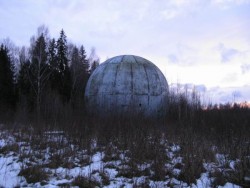 Выходишь из леса и видишь шарик. Особо впечатлительные после этого сочиняют рассказы про НЛО.