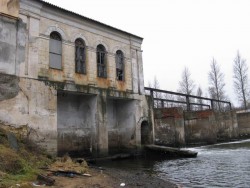 Вид снизу. Народ там устраивает пикники. Вон в ту темную арку водослива мы и полезли